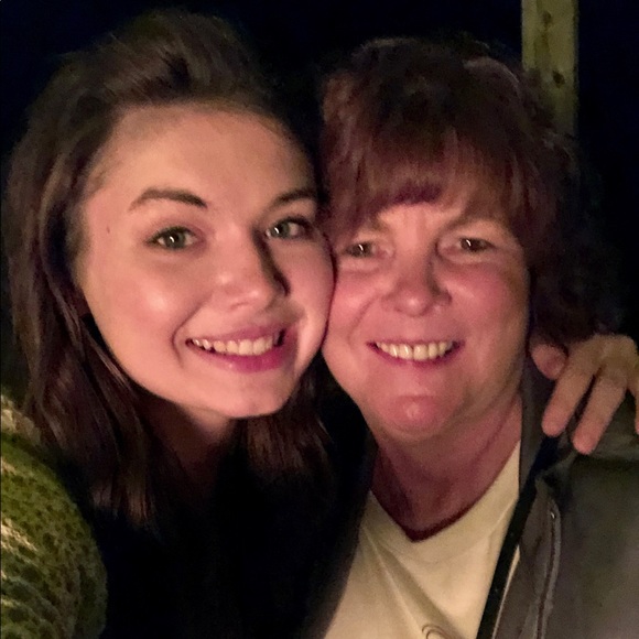 Meet your Posher, Leah - Picture 2 of 2